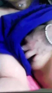 乳头黑又亮