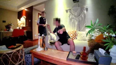 接机国航在飞170空姐，雪茄烫骚逼乳头
