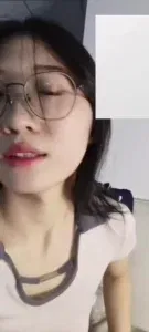 颜值很高的眼镜妹真的骚小穴座脸舔奶头各种动作诱惑，上