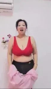 60岁巨乳爆乳阿姨自拍超大爆乳红色胸罩都包不住