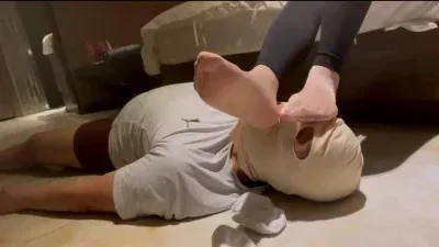 女王瑜伽裤里白丝套白棉袜运动后让狗子用嘴把脚舔干净按摩再奖励踢裆