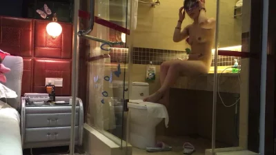  人妻就是骚，忙着赶飞机也不忘再操一次