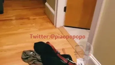 下班回到家，看到主卧传来床叫声