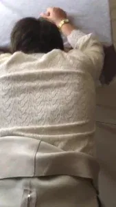 出轨的短发熟女人妻 在她家中强推内射