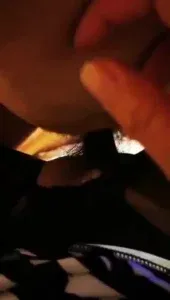 熟女大尺度情趣内衣展示骚舞，一边看A片一边干，丰满肥臀坐在鸡吧上使劲