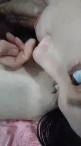 侧颜无敌美！清纯女大学生被调教成母狗 可怜巴巴求饶