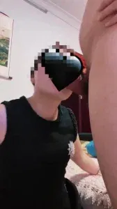 一边吃鸡吧，一边用震动棒把自己玩到高潮，再把鸡吧放进去抽插