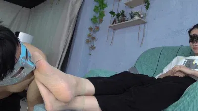 肉色短丝舔脚足交