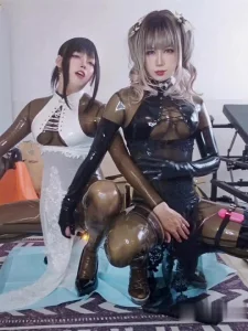胶衣伪娘被伪娘主人花式羞辱SM调教，还要关狗笼里深喉吞精