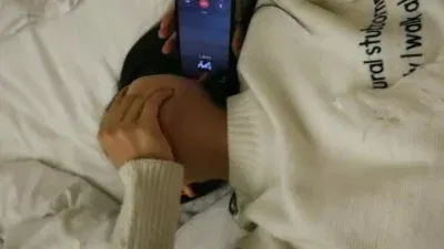 害羞学妹强捂着嘴给男朋友打电话