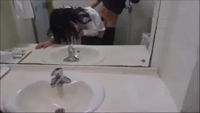 玩的就是刺激 出来逛街带到卫生间里操 不敢发出声音 太刺激了