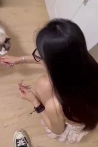 兄弟们 家里面养猫  你想操谁 你就告诉她我家里猫