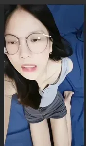 裸聊眼镜婊女大自慰发骚