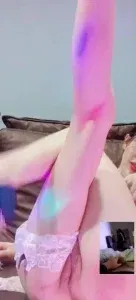 裸聊御姐女经理！戴眼镜的女经理扣逼给我看喷出了好多骚水