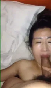 露脸骚熟女吃大鸡吧疯狂做爱被操的叫的超大声
