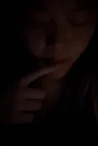 又嫩又听话的女大在宿舍床上拿着小夜灯照小穴给主人看