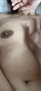 老熟女小年轻在宾馆操的喷白浆，间介有裙，无套把她操废了