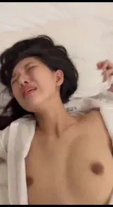 酒店约操身材超好，颜值很高的少妇，被操的表情纠结