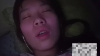 18岁大一骚货视频玩粉嫩逼和奶子